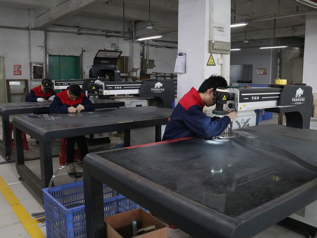 Laser cutting table