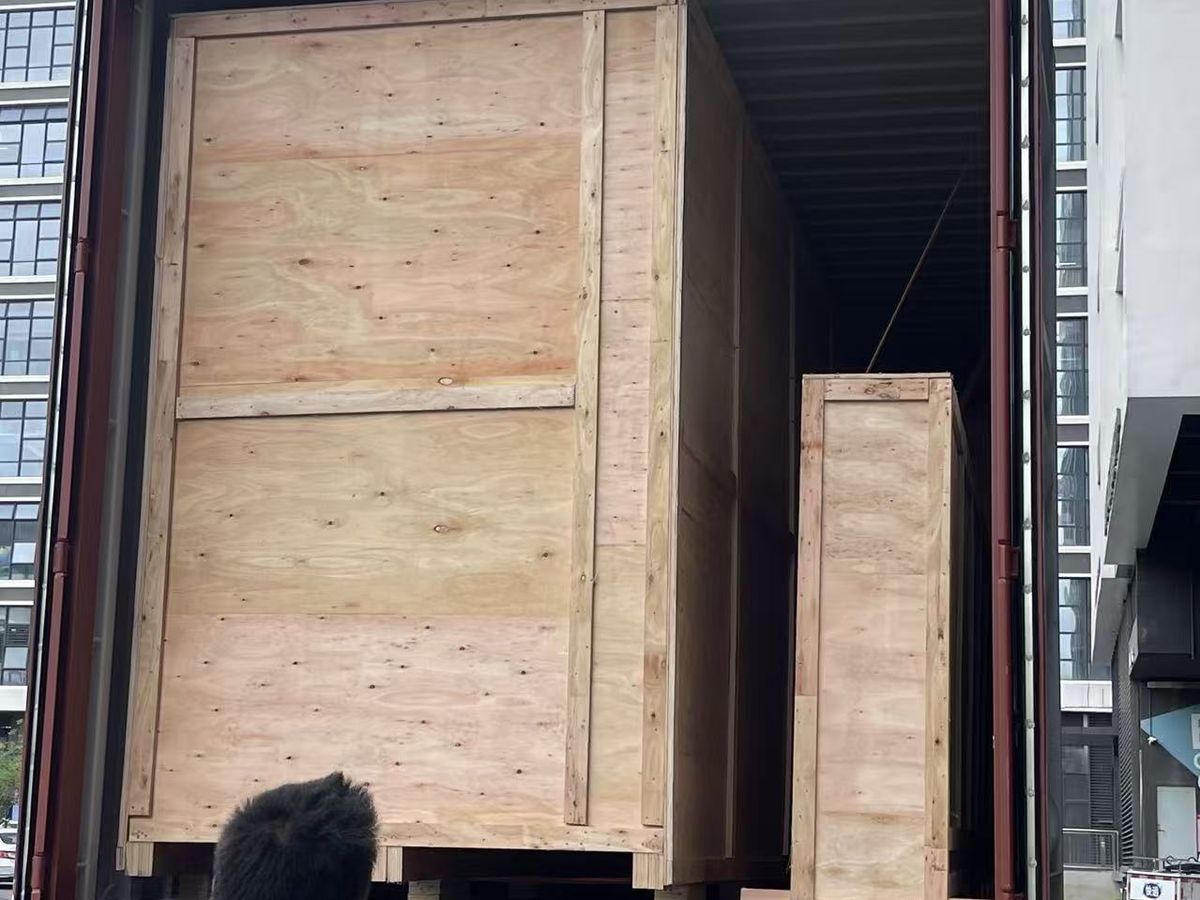 Tail-lift truck unloading